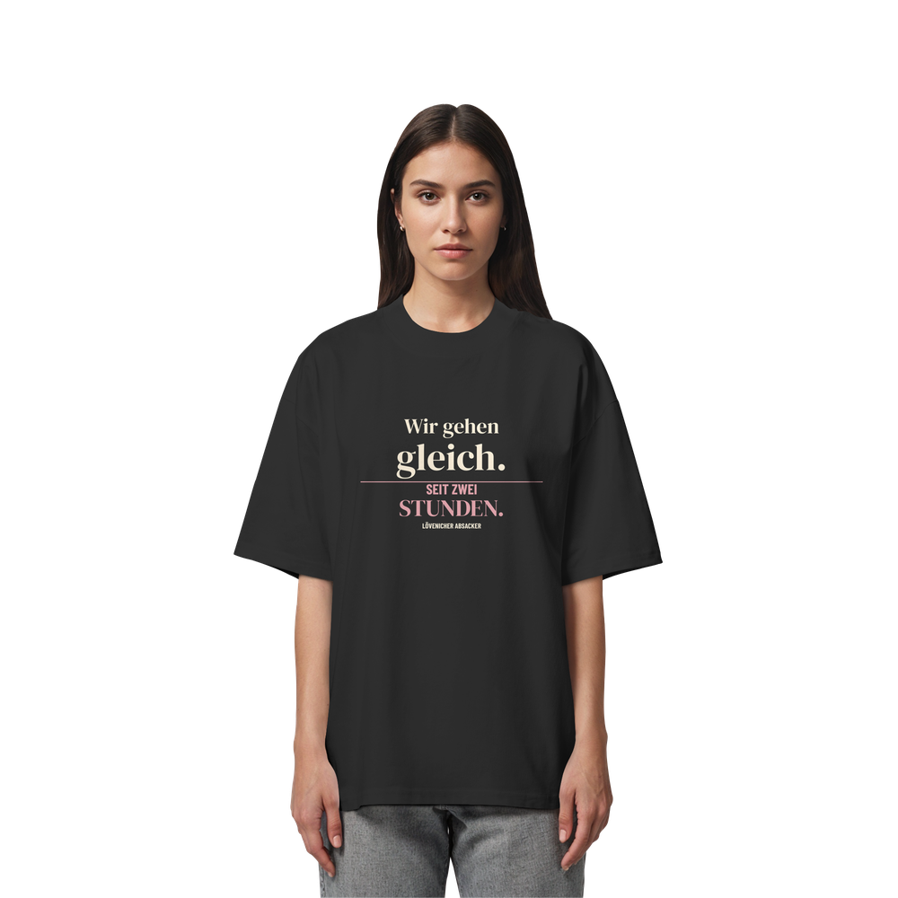 Wir gehen gleich. Seit zwei Stunden. | Unisex Oversize-Shirt – Bild 2