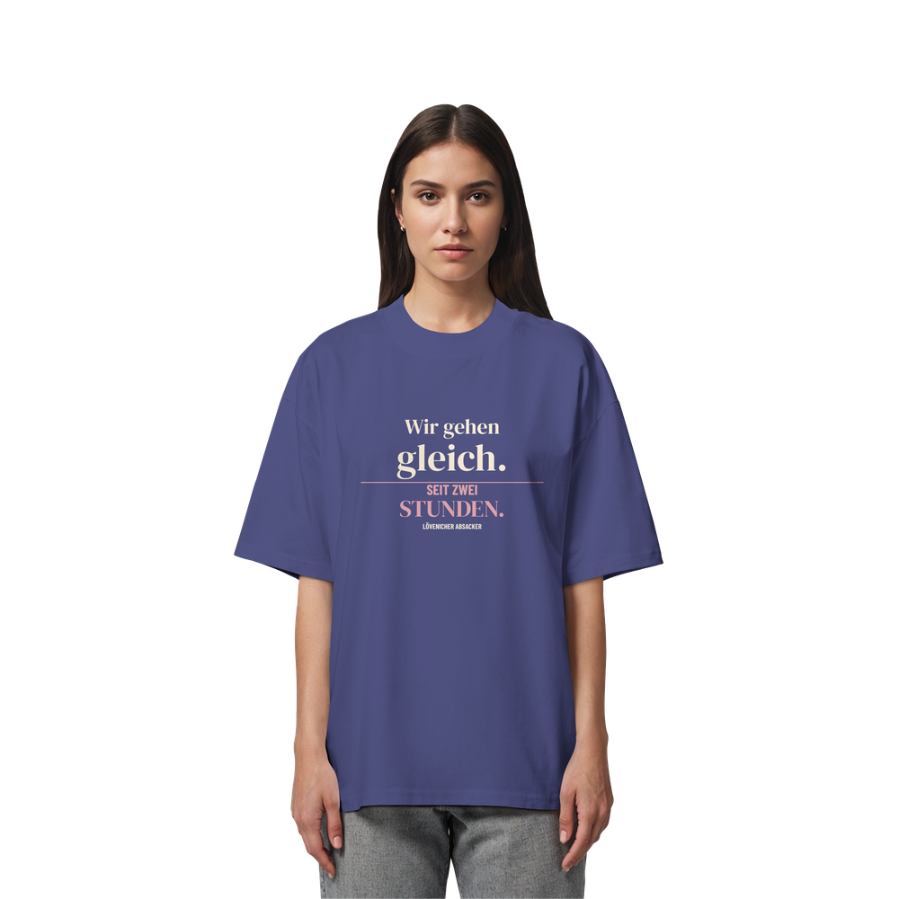 Wir gehen gleich. Seit zwei Stunden. | Unisex Oversize-Shirt – Bild 4