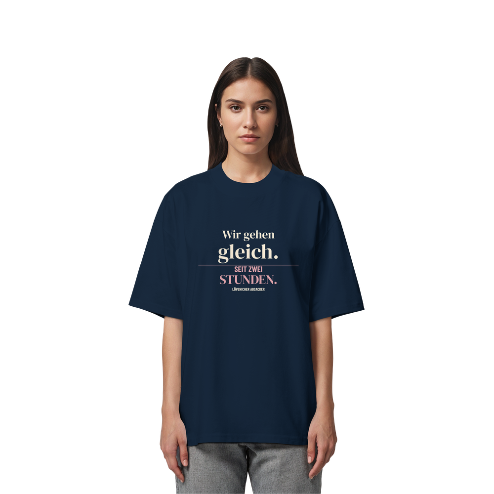 Wir gehen gleich. Seit zwei Stunden. | Unisex Oversize-Shirt – Bild 3