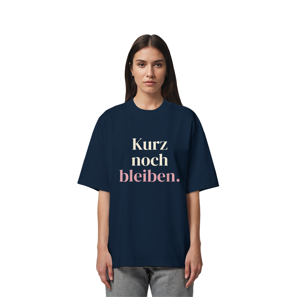 Kurz noch bleiben. | Unisex Oversize-Shirt – Bild 3